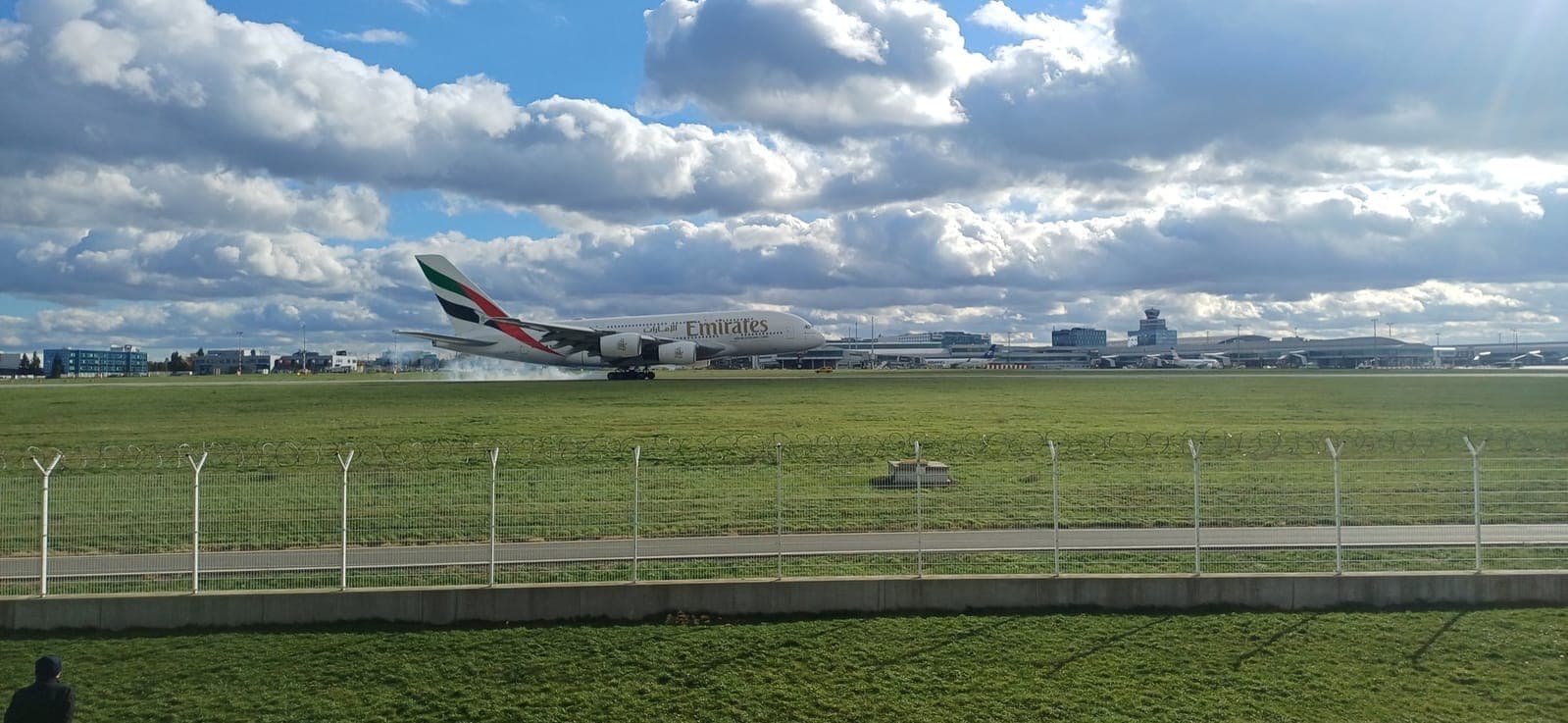 Airbus A380 společnosti Emirates na letišti v Praze