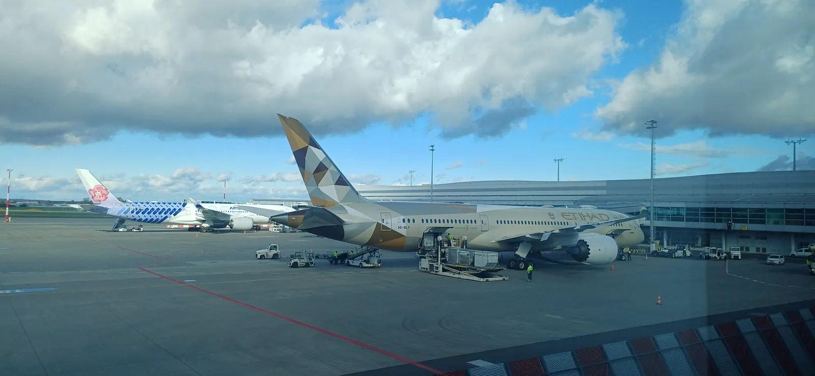 Boeing 787 Etihad u stání na Letišti Praha, v pozadí Airbus A350 China Airlines