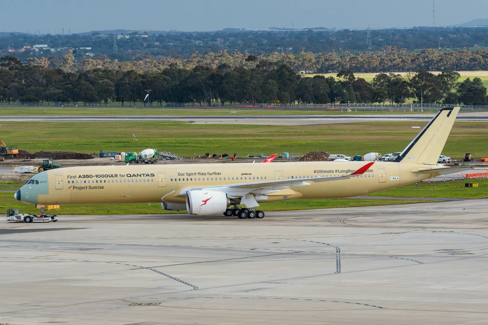 Airbus A350-1000ULR s nápisy First A350-1000ULR for Qantas a Project Sunrise na letišti Melbourne