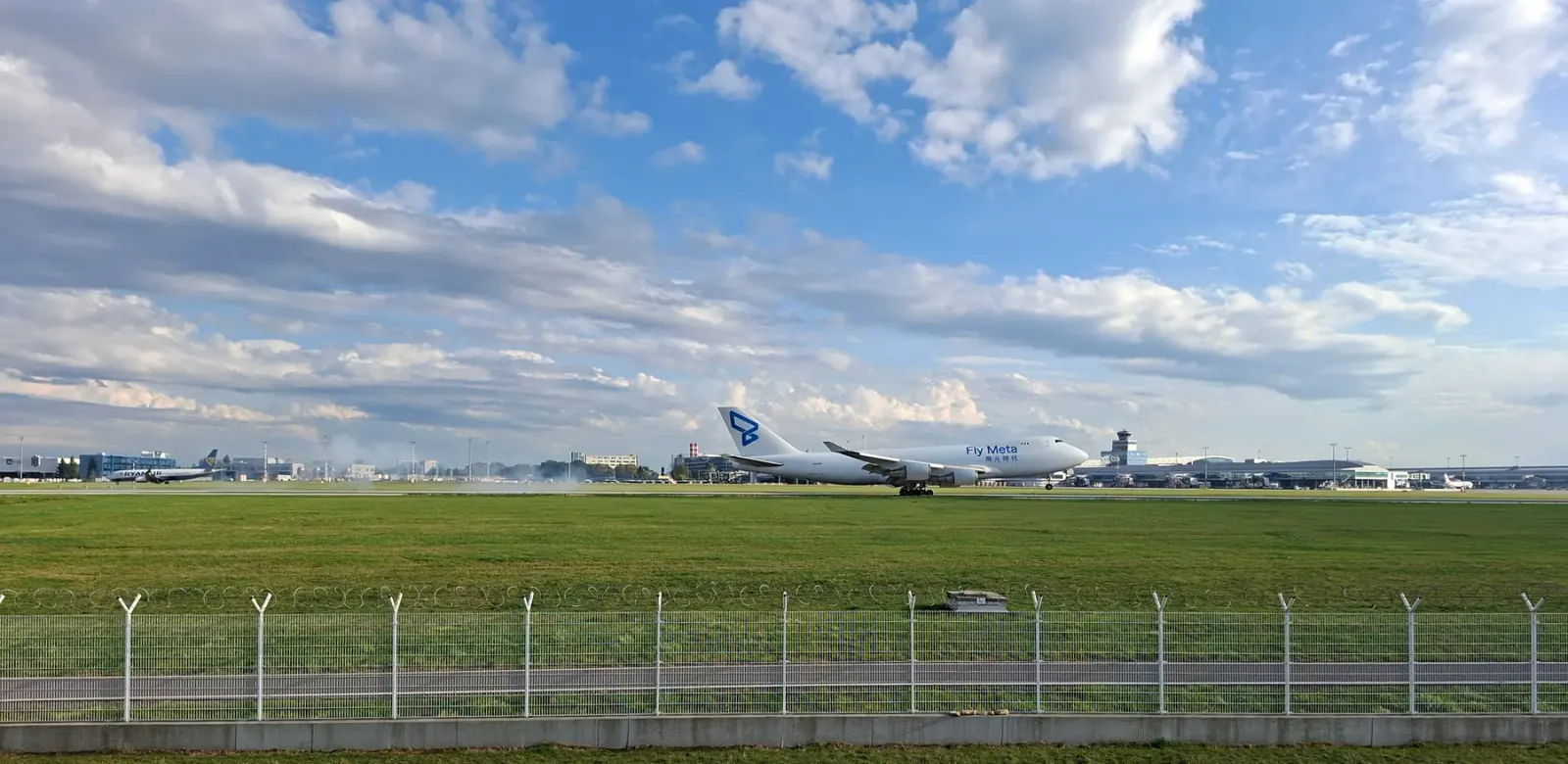 Boeing 747 v barvách Fly Meta na Letišti Praha, fotografovaný z Kněževsi