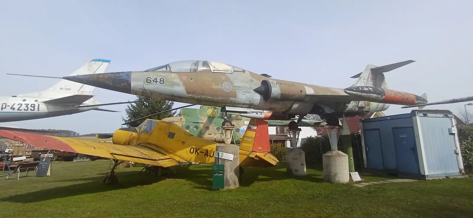 Stíhačka CF-104D č. 648 a žlutý Z-37 Čmelák na louce Air Parku Zruč