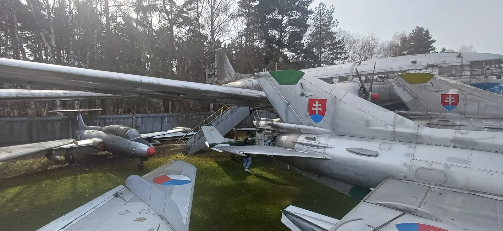 Řada stříbrných stíhaček se slovenskými znaky v Air Parku Zruč
