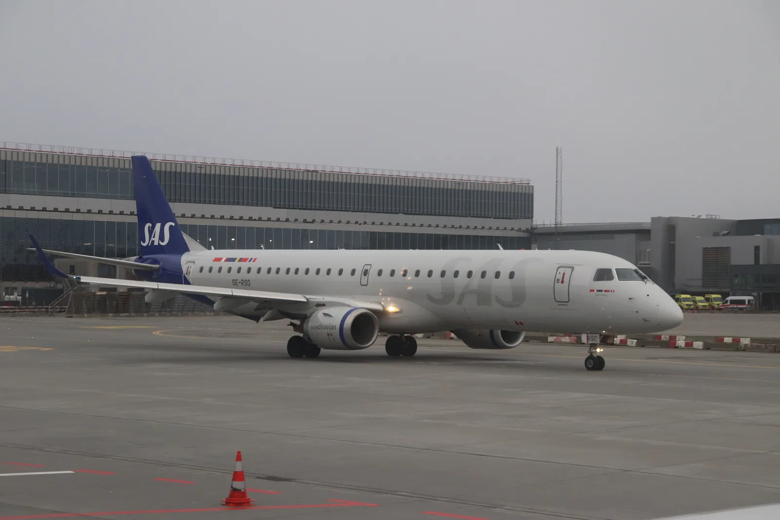 Embraer 195 aerolinky SAS s registrací SE-RSO na pojezdu na letišti Kodaň