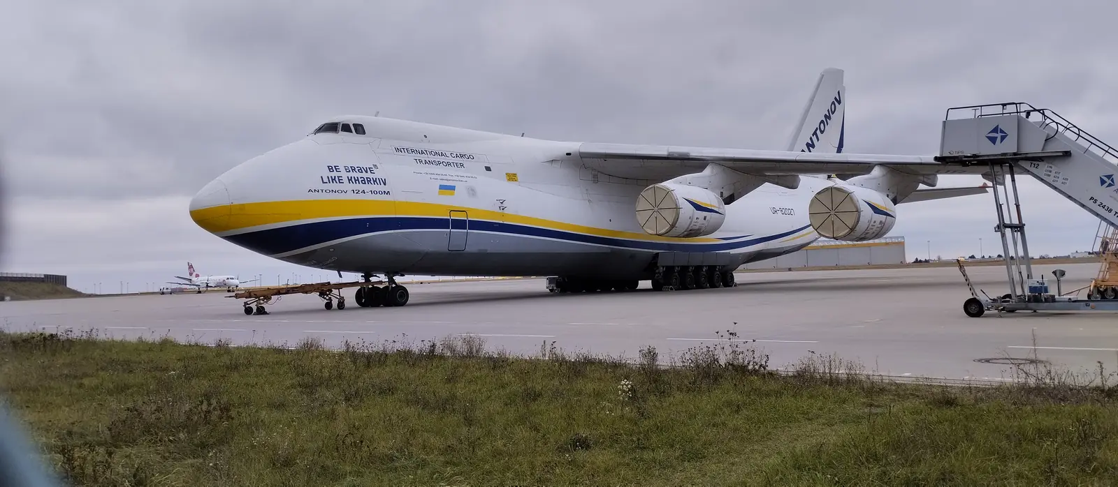 Antonov An-124 s registrací UR-82027 z boku na odstavné ploše letiště Lipsko