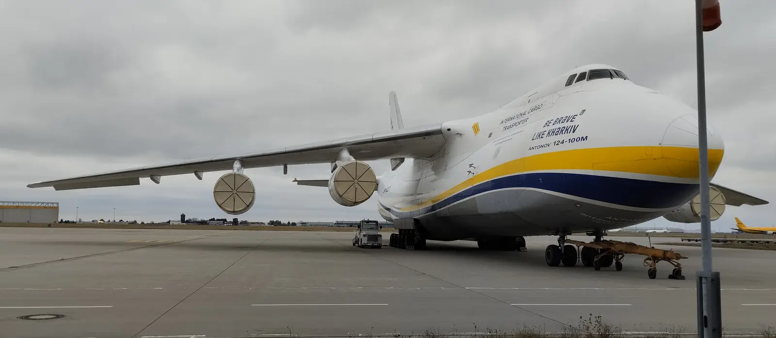 Příď nákladního Antonovu An-124 s nápisem Be Brave Like Kharkiv na letišti Lipsko
