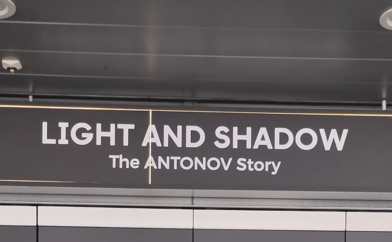 Nápis výstavy Light and Shadow: The Antonov Story v terminálu letiště Lipsko