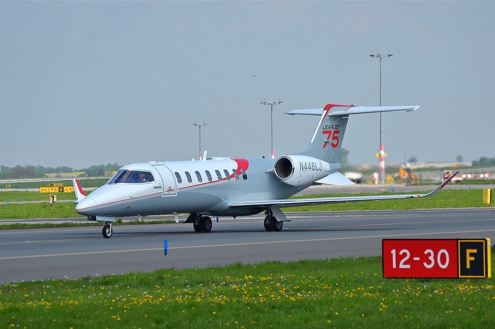 Learjet pojíždějící po letišti Václava Havla Praha