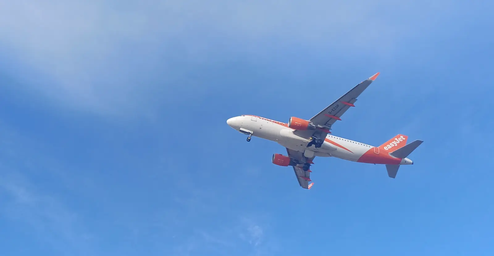 Airbus easyJet s vysunutým podvozkem nízko nad letištěm Tivat