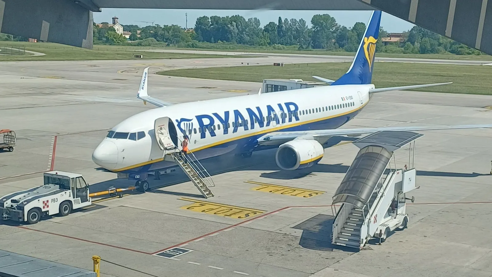 Boeing 737 Ryanair na stání u letiště Treviso, pohled zpod střechy terminálu