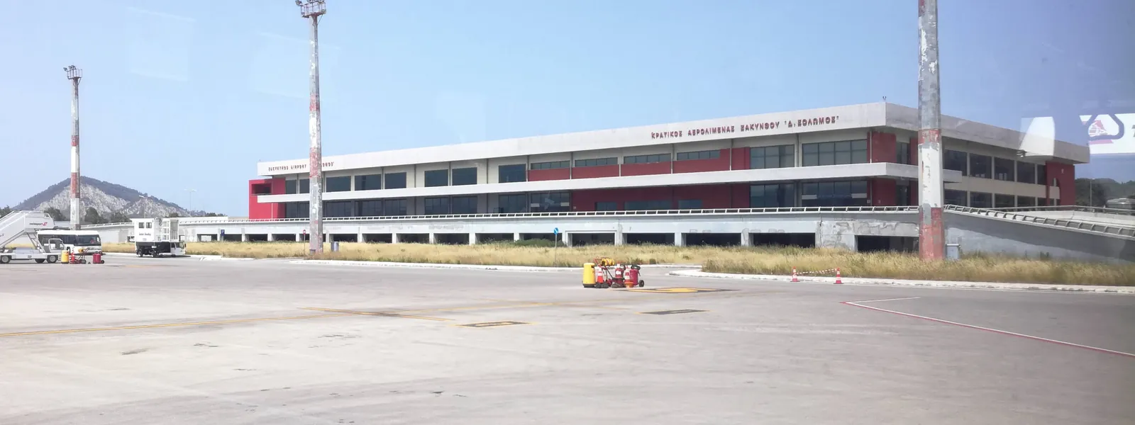 Terminál letiště Zakynthos s nápisem Dionysios Solomos z odbavovací plochy, červen 2018