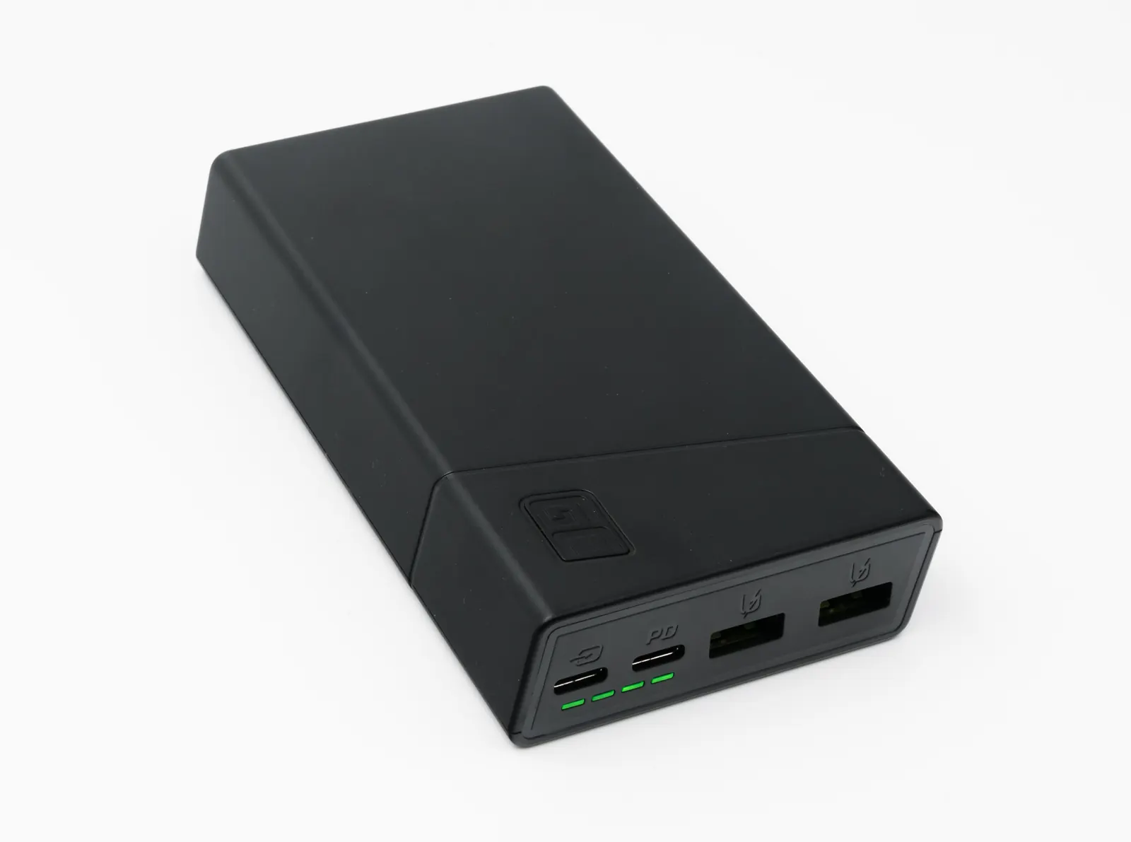 Černá powerbanka s porty USB a USB-C a čtyřmi kontrolkami nabití