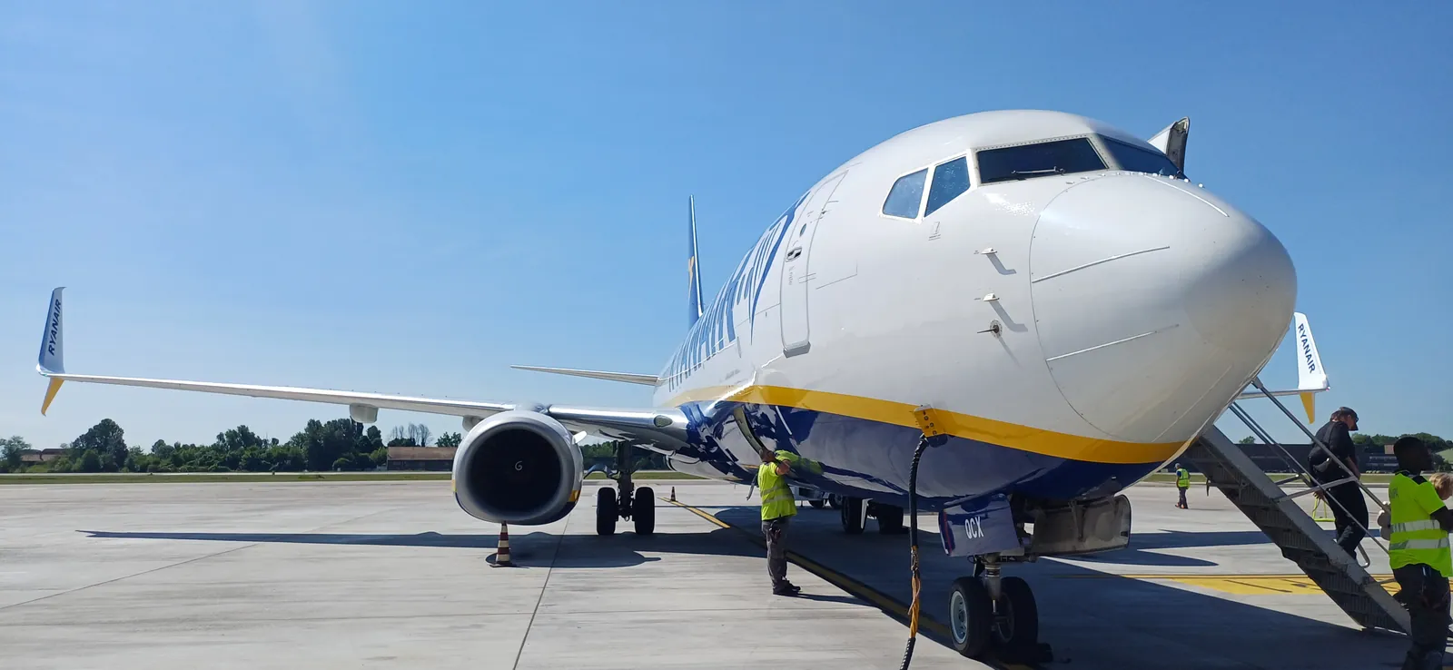 Cestující nastupují po schodech do Boeingu 737 společnosti Ryanair