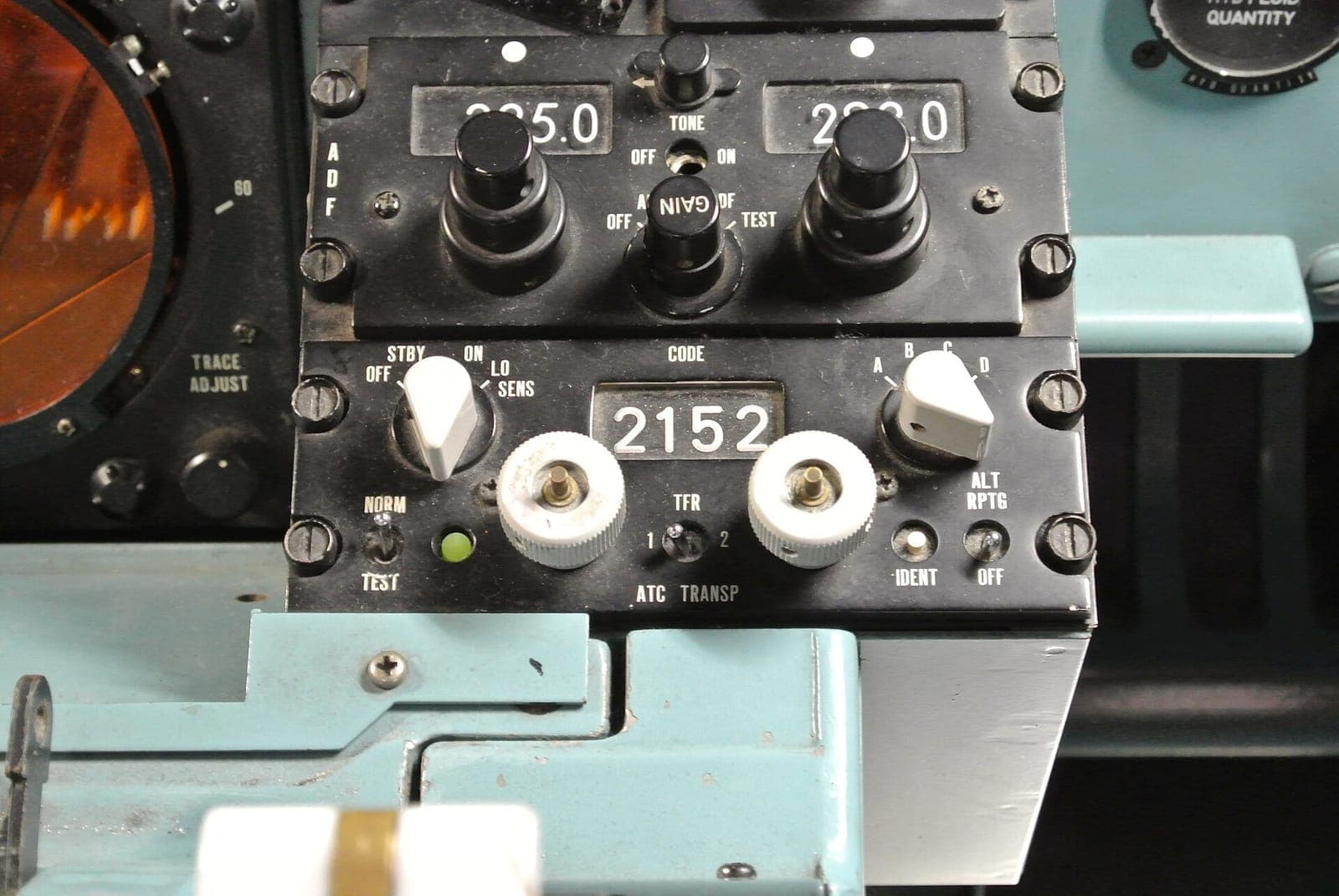 Ovládací panel leteckého transpondéru v letadle DC-9